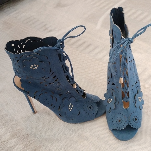 JUSTFAB HEEL SHOES, BLUE COLOR, FLORAL DESIGN, FRONT LACES. - Picture 3 of 12